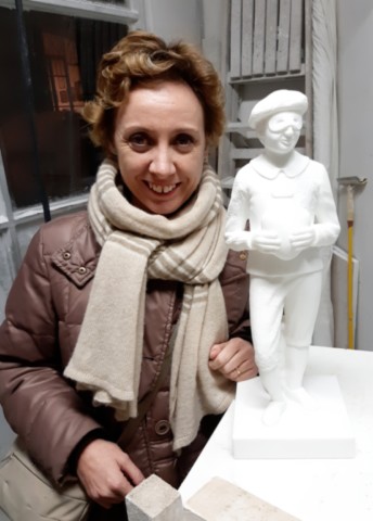 Giovanna Piloni con statuina Sprocco di Francesco Galeotti